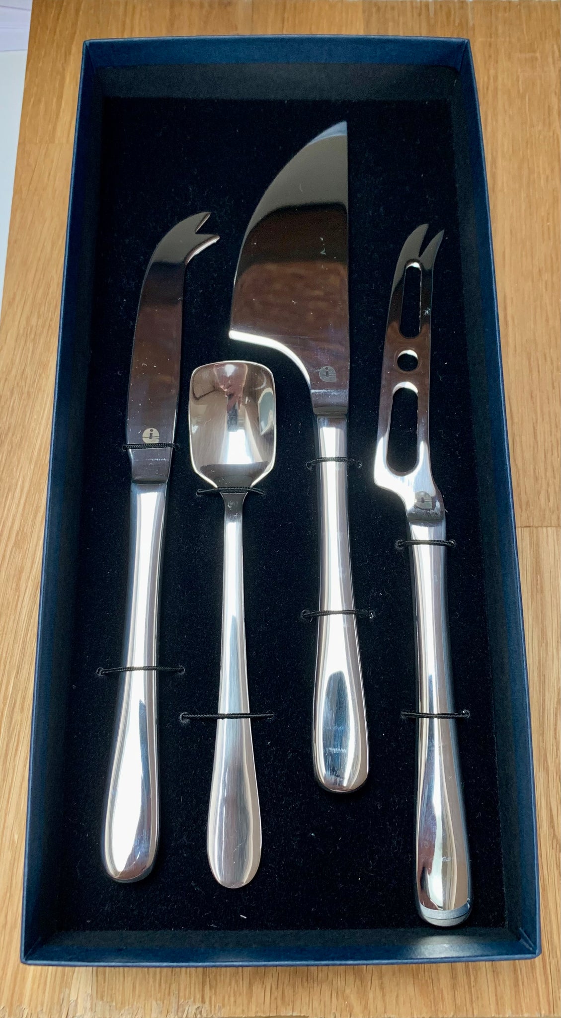 4 Piece Cheese Knife Set With Bespoke Presentation Box N.B. THIS ITEM IS NOT ENGRAVED